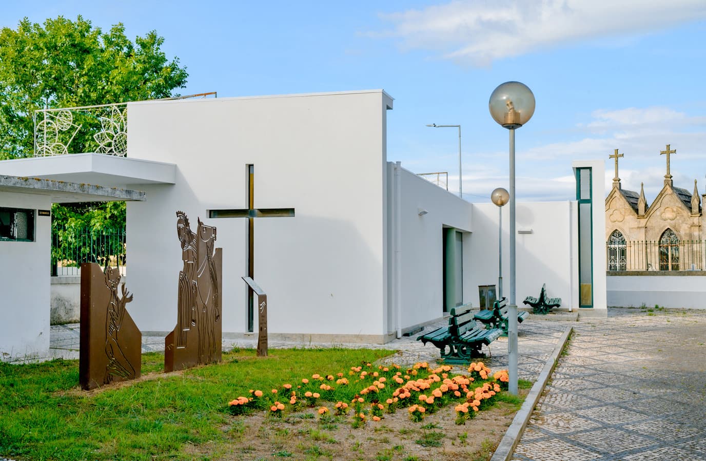 Capelas mortuárias de Guifões, com esculturas e o cemitério ao fundo