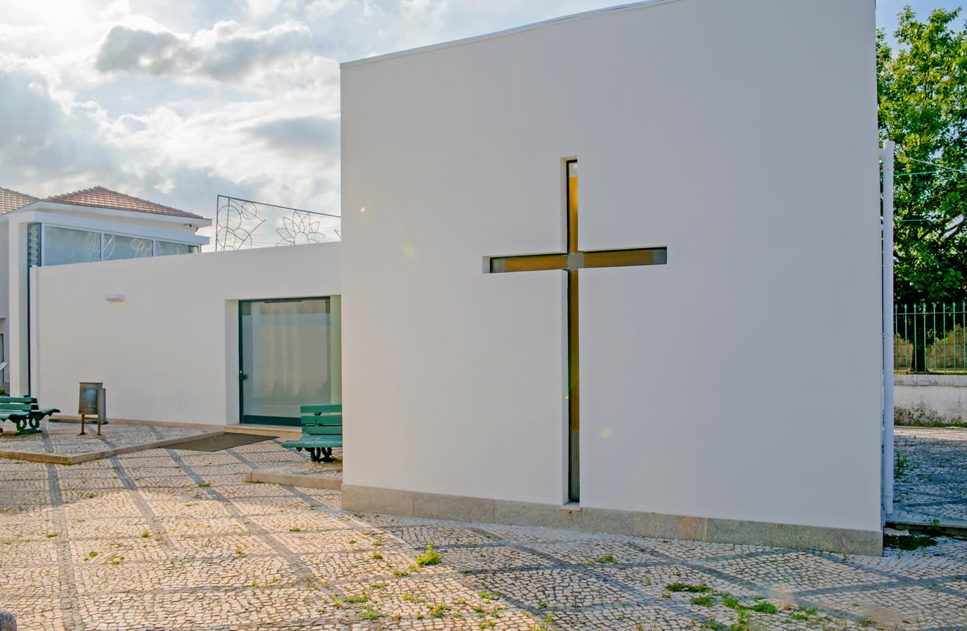 Fachada das capelas mortuárias, com cruz em relevo