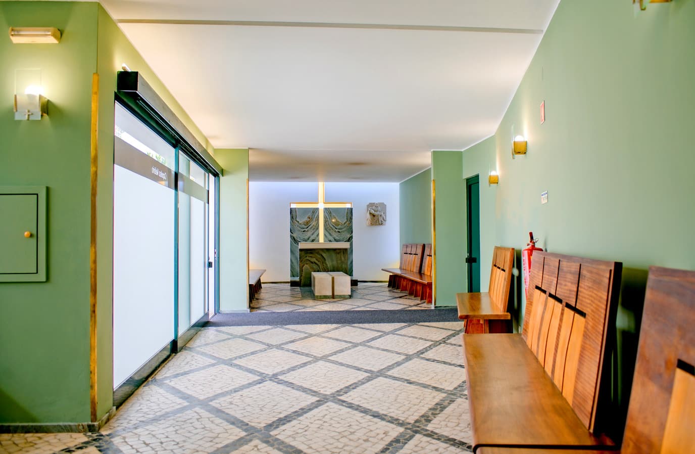 Interior de uma capela mortuária, com o altar
