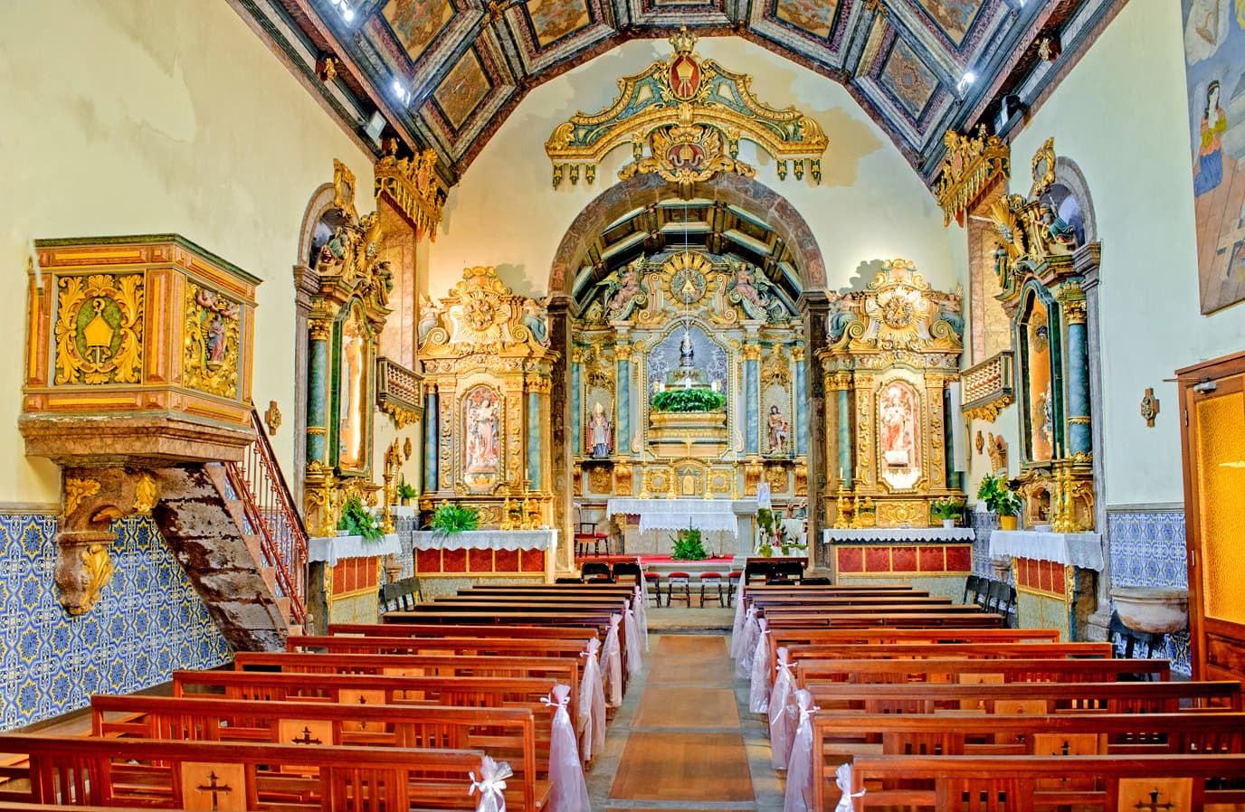 Interior da Igreja Matriz de Guifões, com altar-mor em talha dourada