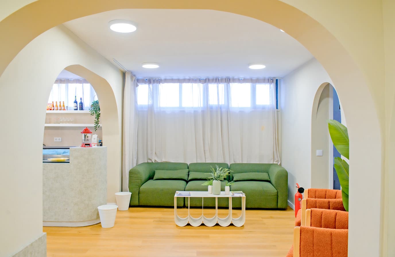 Sala do Salão Paroquial com mesas e cadeiras